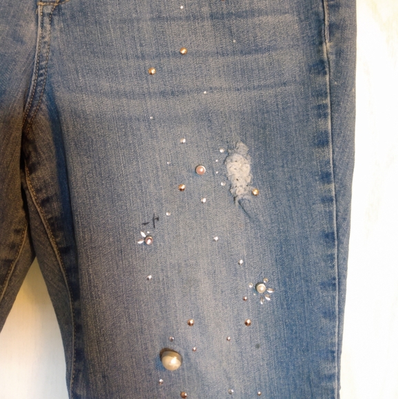 🔴 SALE Bandolino Distressed Crystal and Pearl Embellished Cropped Jeans - Picture 5 of 10